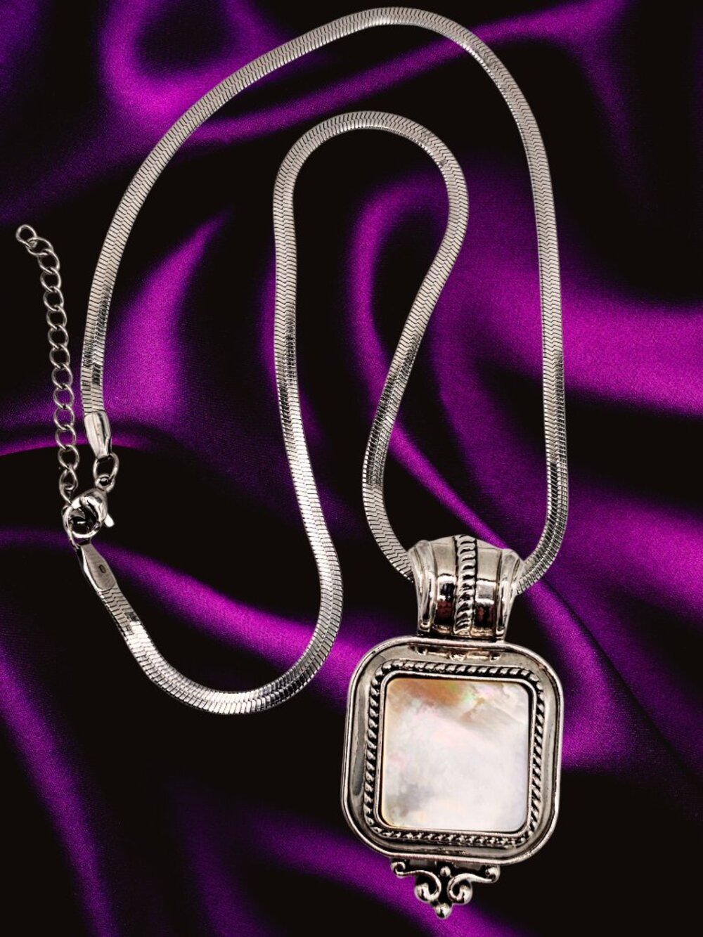 Vintage Silver Tone Mother of Pearl Pendant Necklace Herringbone Chain